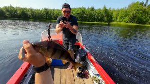 РЫБАЛКА У ДИКОГО ТАЁЖНОГО ВОДОПАДА. РЫБАЛКА С РУССКИМ НЕМЦЕМ. ЛОВИМ ОКУНЯ НА ДОНКУ И УДОЧКУ