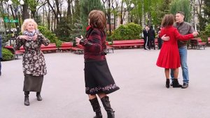 Ах какая женщина Танцы в парке Горького Май 2021 г. Харьков