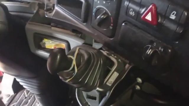 Ремонт регулятора направления потока воздуха на Мерседес АКТРОС!!!!!!