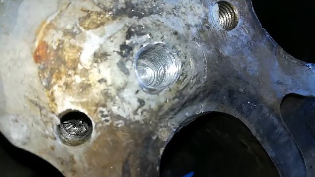 Volkswagen восстановление резьбы в головке под шпильку выпускного коллектора смотреть онлайн