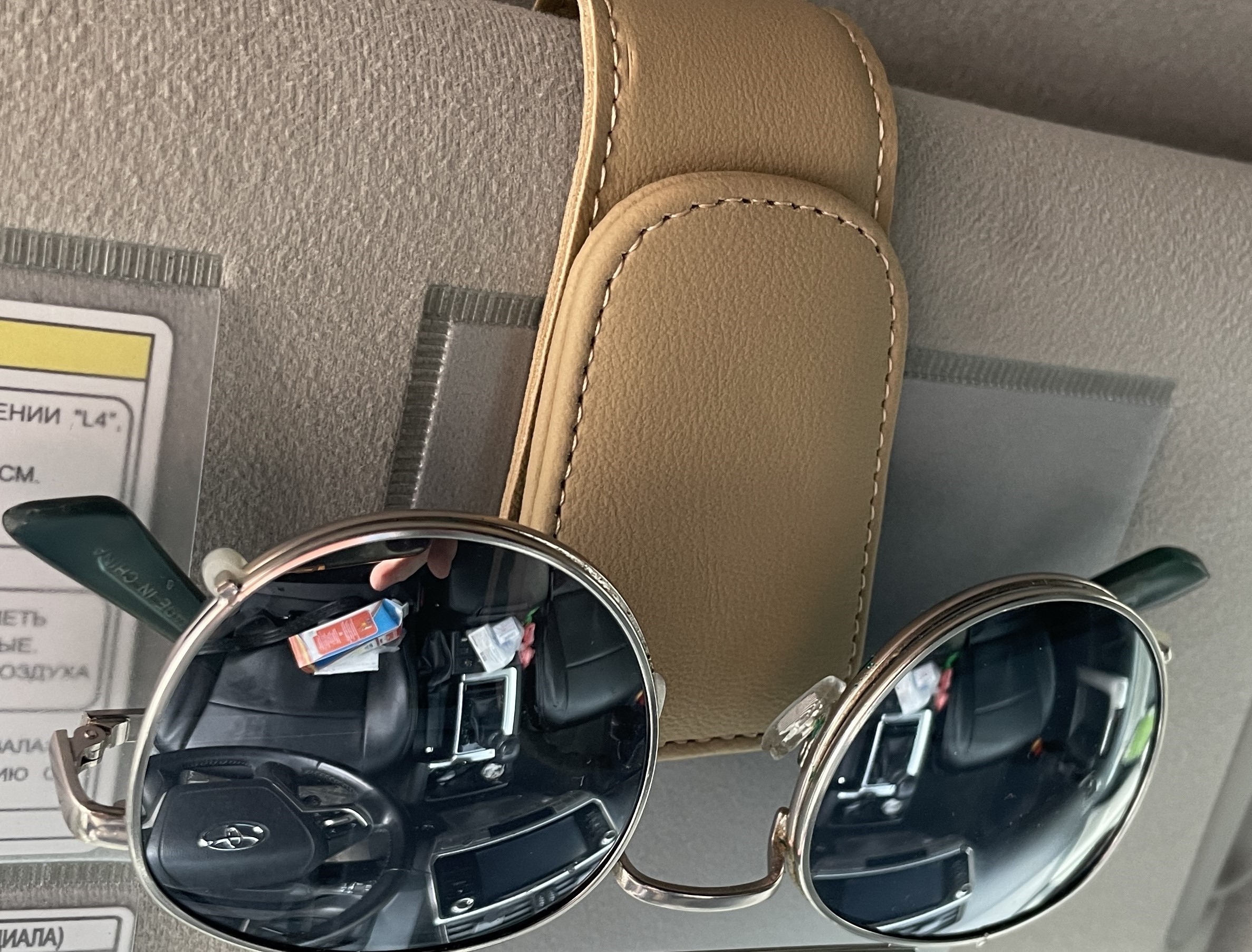 Шикарный зажим для очков и различных пластиковых и не только карт в авто на козырек. смотреть онлайн