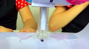 ДЕТСКАЯ ШВЕЙНАЯ МАШИНКА. Как сшить платье для куклы барби. Детский канал Расти вместе с нами.