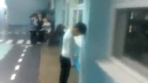 поцан бьётся головой об стену