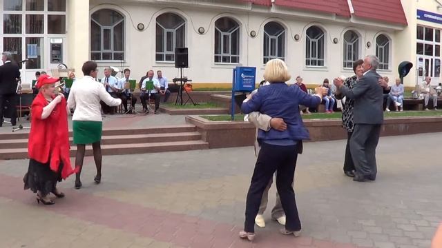 Танцы на улице!!! Вальс на Советской в Бресте.