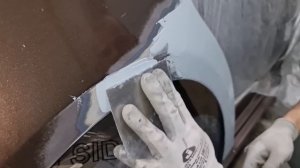 Подготовка арки заднего крыла под покраску после рихтовки. Зачистка, нанесение шпатлевки, грунт.