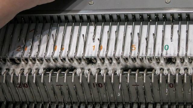 Плиссе на основе ластика на двухфонтурной машине смотреть онлайн