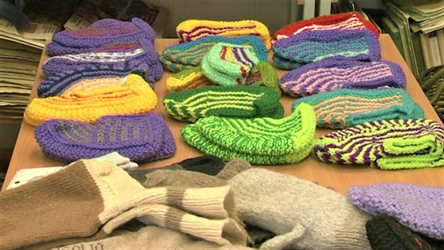 Бабушки из Кондинского района вяжут носки для жителей Донбасса