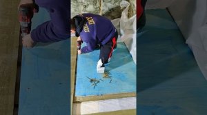 Как закрепить фанеру в деревянном доме ?) Накрутил саморезов) #shorts