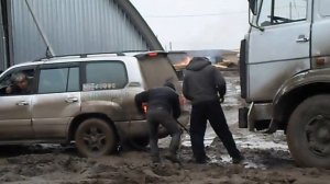 Джип тянет фуру(супер видео)...