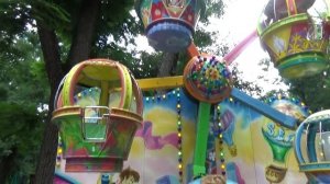 Алиса развлекается в парке Alice having fun in the Park