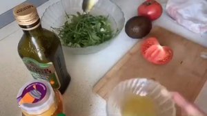 Салат с авокадо и красной рыбой