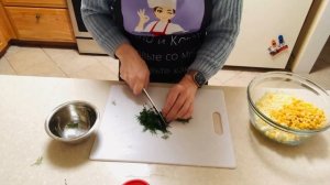 Салат на скорую руку из яиц, сыра и кукурузы