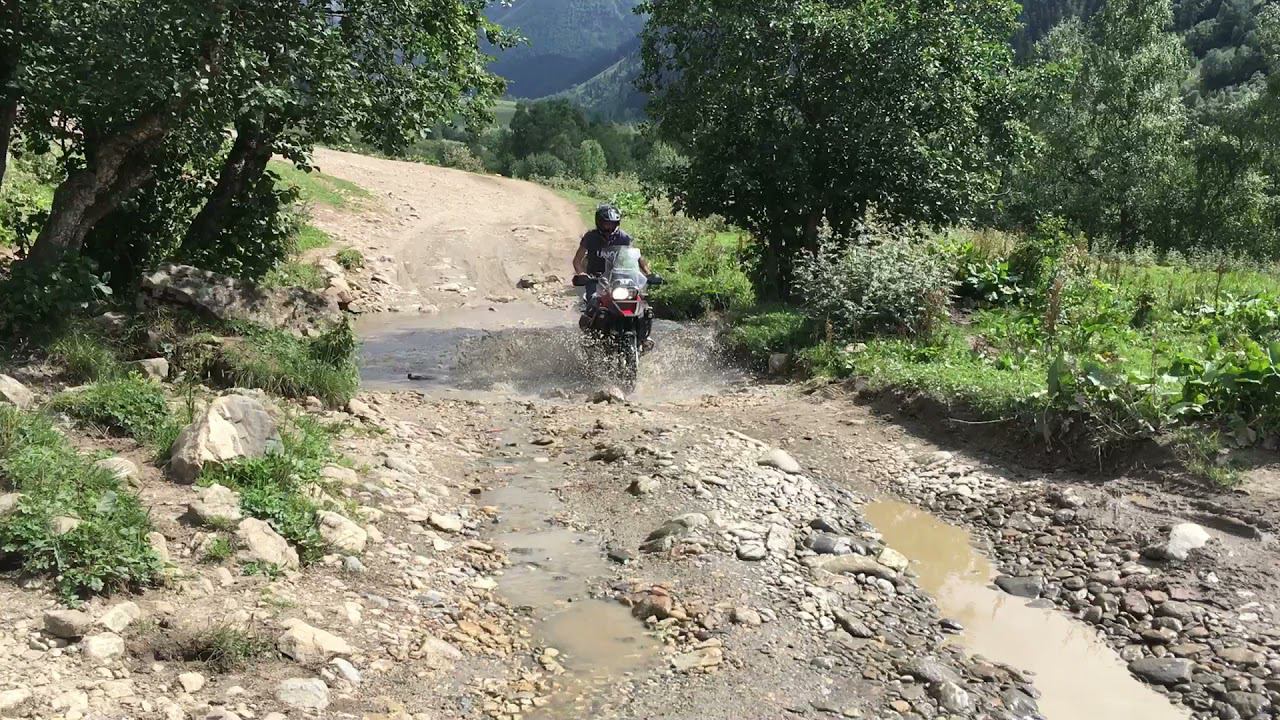BMW R1200GS Adventure преодолевает брод по дороге на Софийские водопады смотреть онлайн