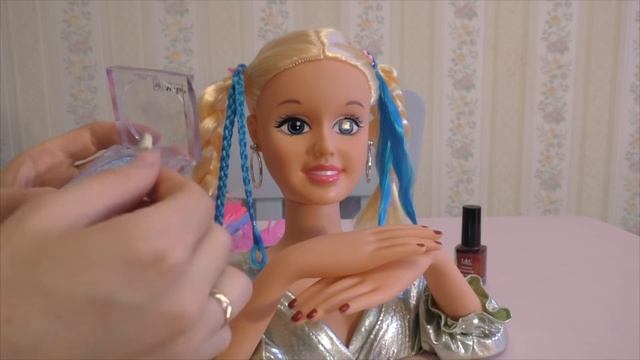 ✿ Делаем прически и макияж кукле, меряем украшения Hairstyle and makeup doll смотреть онлайн