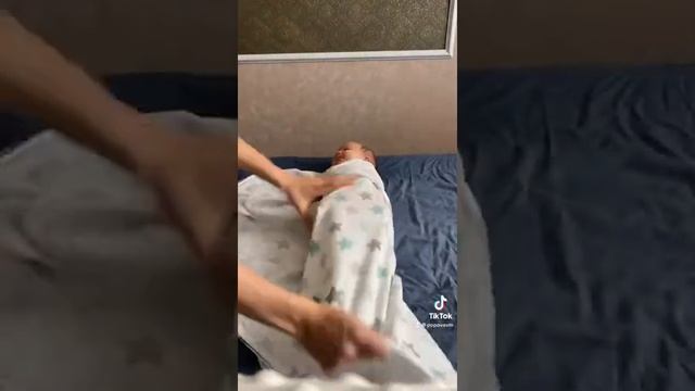 Как пеленать младенца? Сохраняй чтобы не потерять ❤️ смотреть онлайн