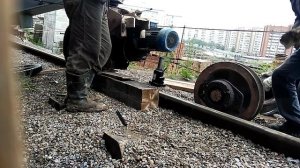 ЗАМЕНА КОЛЕСА на ходовой тележке БАШЕННОГО КРАНА КБ-402. REPLACING A TOWER CRANE WHEEL IN RUSSIA