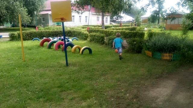 "ИГРА В ФУТБОЛ НА УЧАСТКЕ" - группа "Пчёлка" смотреть онлайн