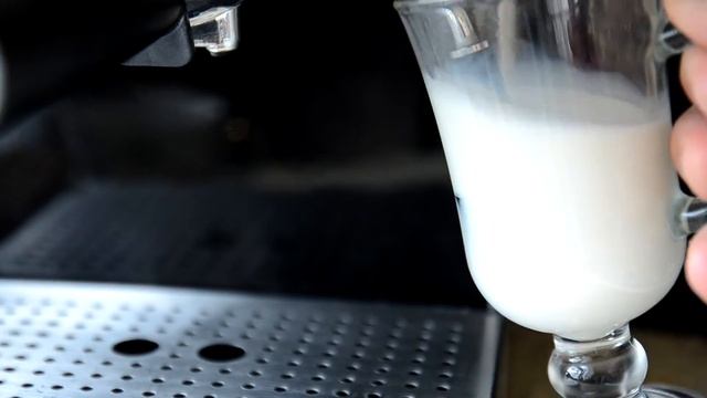 Russell Hobbs 18623-56 Allure Espresso Готовим латте смотреть онлайн