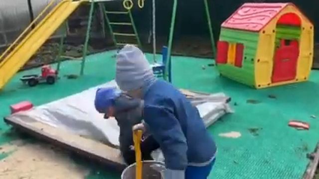 Дети варят волшебное зелье в огороде