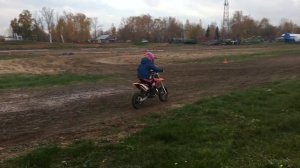 Прыжки на мотоцикле KTM sx50 pro с трамплина