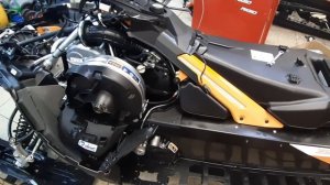 Снегоход без капота и сиденья, установка защиты днища, дополнительный свет и бамперы.