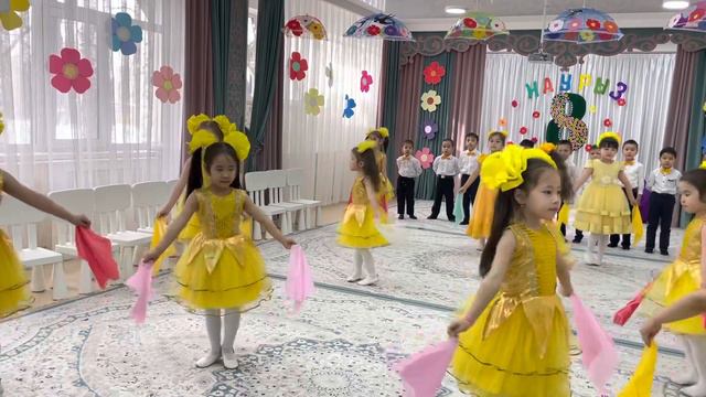 Вход на 8 марта девочек. Ару көктем 8 наурызға арналған ән. Даярлық топ. смотреть онлайн