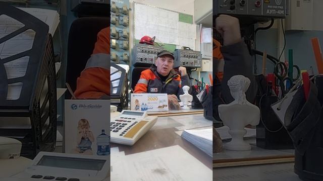 Умный начальник утверждает, что в космос никто не летал смотреть онлайн