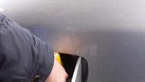 Заправка бака автомобиля топливом.
