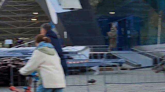 Большая семья идет в дельфинарий смотреть онлайн