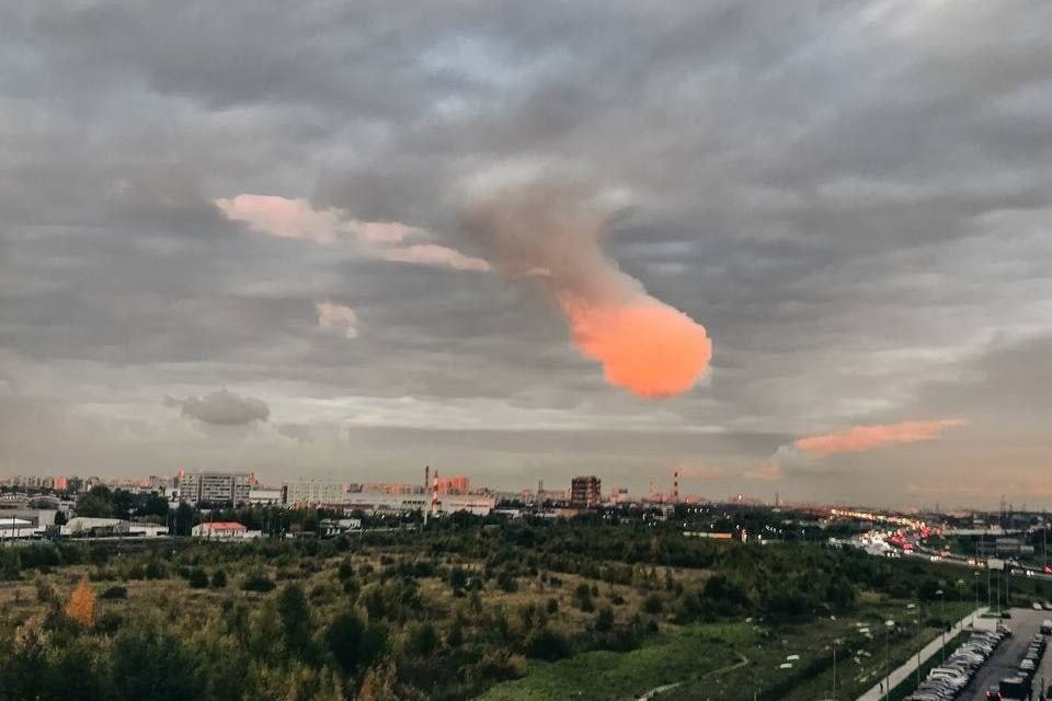 Небо показалось. Облако метеорит в Питере. Красное круглое облако над Питером. Метеор в небе. Петербург небо вчера.