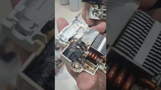 Сгорел 2-х полюсной автомат Legrand DX3-E C63. Разбираем, смотрим o_O смотреть онлайн