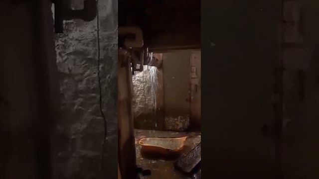 Дом в центре Саратова утопает в канализационных стоках