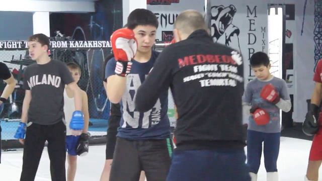 Ударная техника, дистанция. Клуб МедведьKZ смотреть онлайн