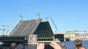 Развод Дворцового моста для прохода кораблей.