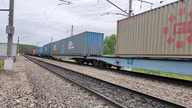 Электровоз ВЛ80с-1017 с грузовым поездом и приветливой бригадой смотреть онлайн