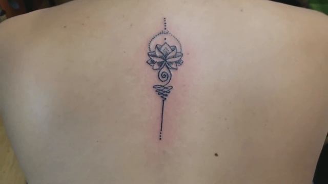 Unalome on upper back of female, tattoo by Boris Kuryakin, May 02, 2018. смотреть онлайн