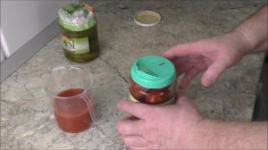 Показываю крышку для слива(винтовую) жидкостей из банок с закручивающимися крышками.