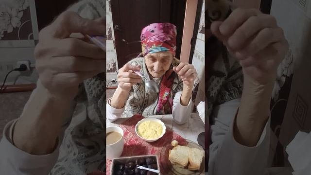 завтракаем,тарелки лопаются