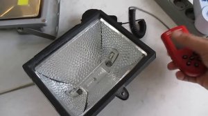 LED прожектор 20 вт с датчиком движения,обзор,тест,сравнение с 200 ваттным галогенным прожектором.