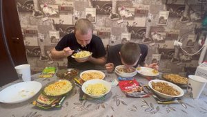 Кто быстрее съест горячую лапшу. Съели все виды доширака. Китайская еда на скорость