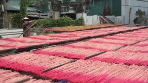 Как делают ароматические палочки - деревня благовоний во Вьетнаме (Quan Phu Cau)