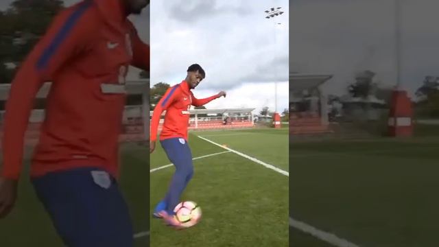 TYRONE MINGS SHOWS HIS TALENT WHEN HE COMPLETES THE CROSSBAR AND HEADER CHALLENGE IN TRAINING!! ⚽️🔥