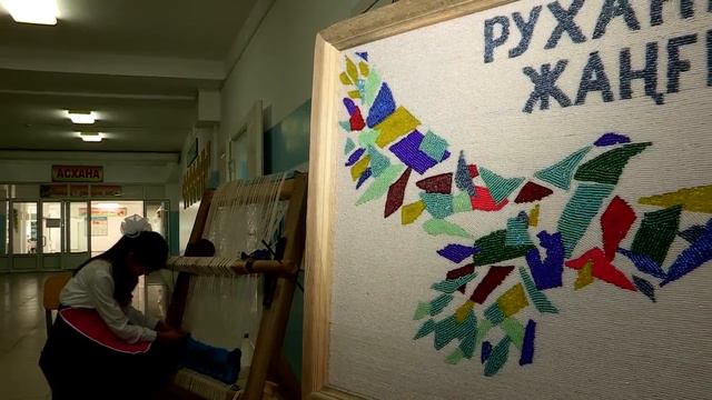 Будущее своими руками - ученики городской школы №89 на занятиях по робототехнике создают роботов. смотреть онлайн
