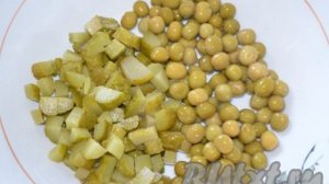 Салат из соленых огурцов, горошка и яиц