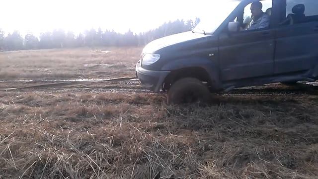 Снегоход вытаскивает Уаз, snowmobile pulls Uaz смотреть онлайн