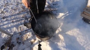 Гусь в темном пиве в казане на костре