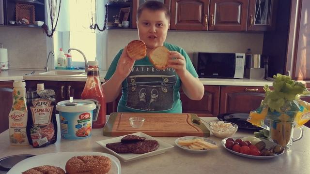 Домашние бургеры!!! Сочные!!! Очень Вкусные!!!!!!!! Пока мамы нет дома)) Еда для мужчин 23 февраля!