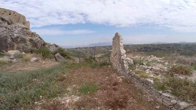 Пробираемся в непреступный сицилийский замок Castello di Calatubo смотреть онлайн