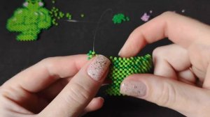 Фигурка жабка качок из бисера в технике крестик