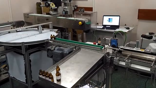 Круговая этикетировка, отбраковка по наличию этикетки и маркировки, накопительный и подающий столы.